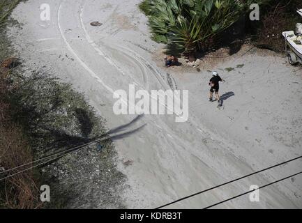 Ein Seemann der US Navy rettet einen gestrandeten Bewohner nach dem Hurrikan Irma am 11. September 2017 in Key West, Florida. Stockfoto