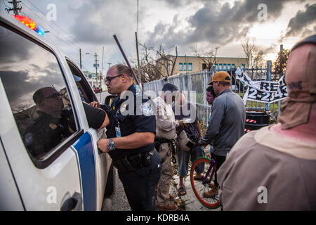 US-Zoll- und Grenzschutzbeamte arbeiten mit der örtlichen Polizei während der Hilfsmaßnahmen nach dem Hurrikan Maria 24. September 2017 in der Nähe von Ponce, Puerto Rico. Stockfoto