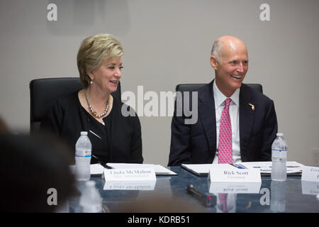 U.s. Small Business Administration Administrator Linda mcmahon (links) und Florida Gouverneur Rick Scott Treffen mit der Latino Handelskammer in den Wirbelsturm irma September 27, 2017 in Miami, Florida. Stockfoto