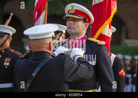 Der US-Marine-Corps-Kommandant Robert Neller verleiht dem britischen Royal Marine Corps Commandant General Robert Magowan während einer Ehrenzeremonie in der Marine Barracks Washington am 10. Oktober 2017 in Washington, DC, die Legion of Merit. Stockfoto