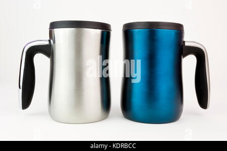 Silber und Blau Metall reisen Kaffeetassen. isoliert. Stockfoto