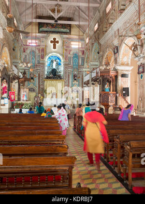 Innenraum der Basilika Santa Cruz in Kochi Stockfoto