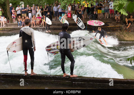 Surfer Surfen eine künstliche Welle in der Münchner Innenstadt, Deutschland. Stockfoto