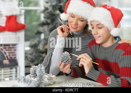 Mutter mit Sohn Vorbereitung auf Weihnachten Stockfoto