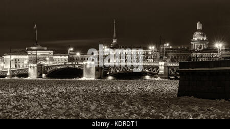 Sehenswürdigkeiten in St. Petersburg, Russland im winter nacht: Newa durch Eis und Schnee bedeckt, den Palast Brücke und historischen Stadtzentrum beleuchtet. Schwarz Stockfoto