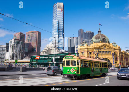 Einen allgemeinen Überblick über die Straßenbahn vorbei an der Flinders Street Station in der australischen Stadt Melbourne Stockfoto