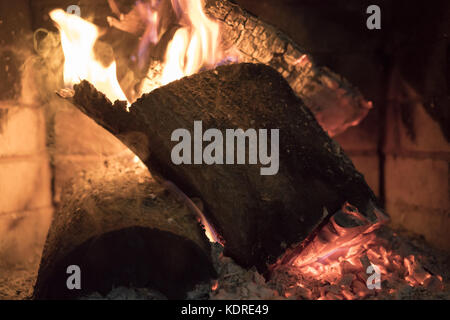 Drei Decks burn out im Kamin Stockfoto