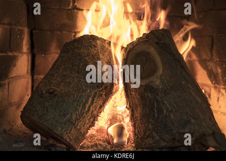 Im Kamin brennen rund um Brennholz Stockfoto