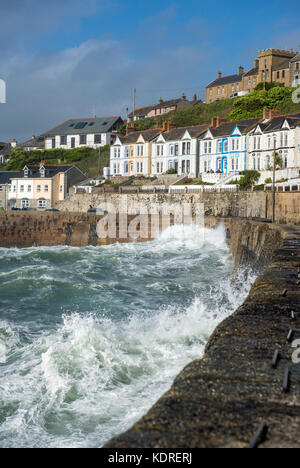 Wellen, die sich über den Hafen Wand in Camborne, Cornwall, England, Großbritannien Stockfoto