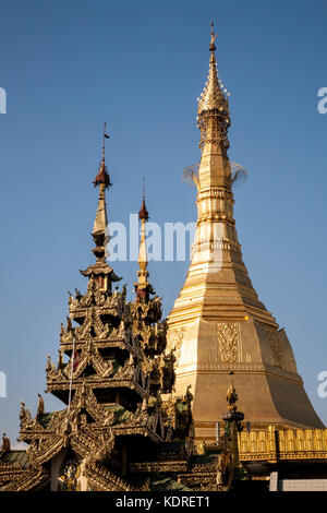 Die goldene helle Stupa der alten buddhistischen Sule-Pagode im Herzen der Innenstadt von Yangon in Myanmar Stockfoto