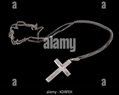 Silber Kreuz und Kette auf schwarzen Hintergrund. Christian religiöses Symbol. Stockfoto