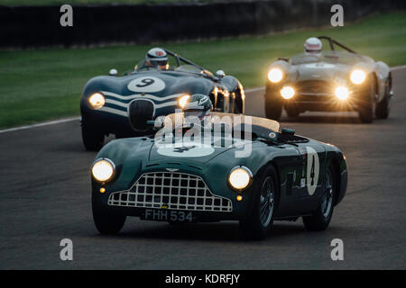 Aston Martin führt Jaguar in Goodwood nfreddie März Memorial Trophy Stockfoto