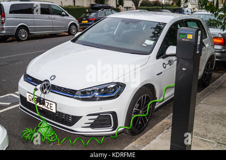 Ein Modell Volkswagen 2017 eGolf Elektroauto an eine Zipcar Electrobay Ladestation, St. John's Woods, London NW8, England Stockfoto