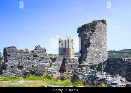 Burgruinen mit St. Michael's Church in Aberystwyth Ceredigion Wales Großbritannien Stockfoto