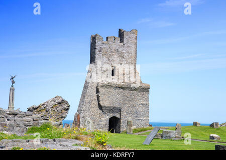 Burgruinen mit Kriegsdenkmal in Aberystwyth Ceredigion Wales Großbritannien Stockfoto