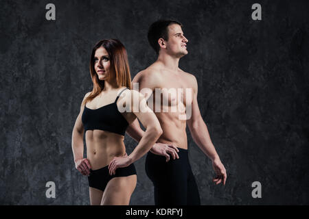 Fitness sportlich gesund Paar Mann und Frau auf einem dunklen Hintergrund Stockfoto