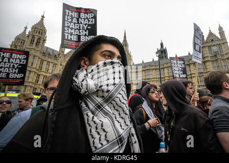 Britische Nation Party (BNP) Unterstützer Zusammentreffen mit Antifaschisten in London, UK. Stockfoto