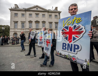 Britische Nation Party (BNP) Unterstützer Zusammentreffen mit Antifaschisten in London, UK. Stockfoto