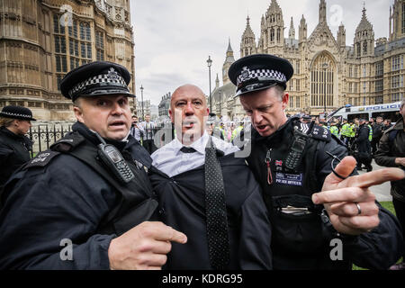 Britische Nation Party (BNP) Unterstützer Zusammentreffen mit Antifaschisten in London, UK. Stockfoto