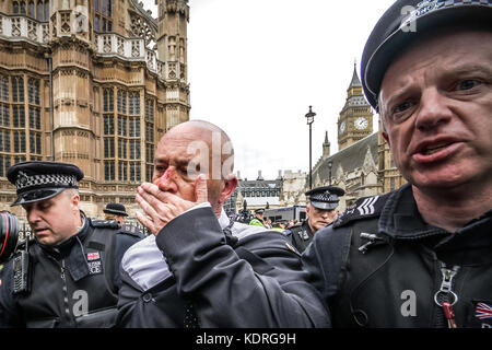 Britische Nation Party (BNP) Unterstützer Zusammentreffen mit Antifaschisten in London, UK. Stockfoto