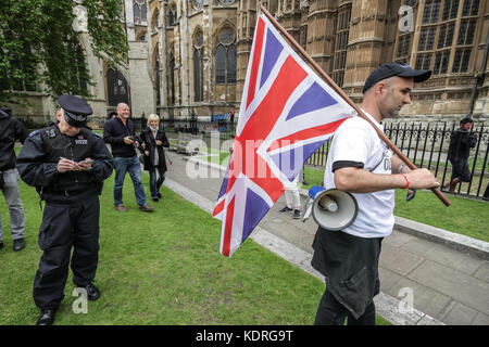 Britische Nation Party (BNP) Unterstützer Zusammentreffen mit Antifaschisten in London, UK. Stockfoto