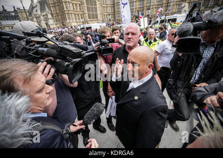 Britische Nation Party (BNP) Unterstützer Zusammentreffen mit Antifaschisten in London, UK. Stockfoto