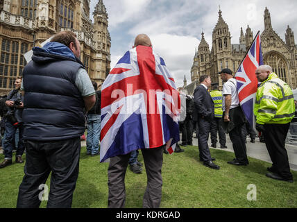 Britische Nation Party (BNP) Unterstützer Zusammentreffen mit Antifaschisten in London, UK. Stockfoto