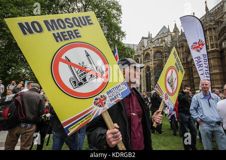 Britische Nation Party (BNP) Unterstützer Zusammentreffen mit Antifaschisten in London, UK. Stockfoto