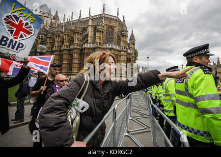 Britische Nation Party (BNP) Unterstützer Zusammentreffen mit Antifaschisten in London, UK. Stockfoto