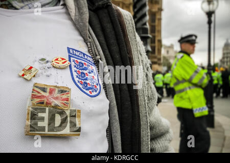 Britische Nation Party (BNP) Unterstützer Zusammentreffen mit Antifaschisten in London, UK. Stockfoto