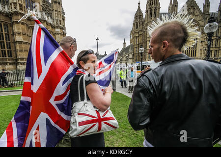 Britische Nation Party (BNP) Unterstützer Zusammentreffen mit Antifaschisten in London, UK. Stockfoto