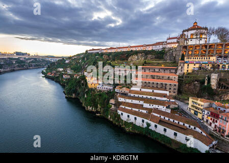 Kloster Serra do Pillar über den Portweinkellern am Ufer des Flusses Douro in der Stadt Vila Nova de Gaia, Portugal. Blick von der Stadt Porto Stockfoto