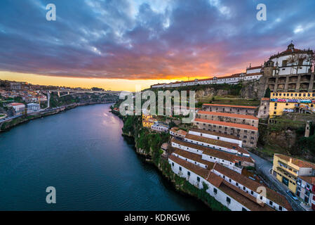 Spektakulärer Sonnenaufgang über dem Douro Fluss verband Porto und Vila Nova de Gaia (R) in Portugal. Blick auf die Weinkeller und das Kloster Serra do Pilar Stockfoto