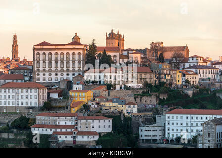 Bischofspalast, Kirche Clerigos Turm und Se Kathedrale von Porto, zweitgrößte Stadt in Portugal. Blick vom Stadt Vila Nova De Gaia Stockfoto