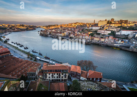 Luftbild von der Stadt Vila Nova de Gaia an einem Fluss in Douro und der Stadt Porto, Portugal Stockfoto