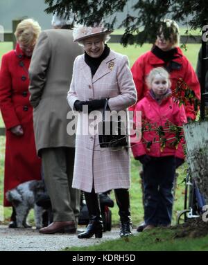 Sandringham, GROSSBRITANNIEN - 02. JANUAR; Königin Elizabeth II., Prinz Edward und Sophie Wessex schließen sich am Sonntag dem Gottesdienst in der Royal Family auf dem Sandringham Estate Norfolk an. Am 2. Januar 2011 in Sandringham, England: HRH The Queen Transmission Ref: MNCUK1 Credit: Hoo-Me.com/MediaPunch ***NO UK*** Stockfoto