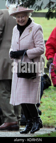 Sandringham, GROSSBRITANNIEN - 02. JANUAR; Königin Elizabeth II., Prinz Edward und Sophie Wessex schließen sich am Sonntag dem Gottesdienst in der Royal Family auf dem Sandringham Estate Norfolk an. Am 2. Januar 2011 in Sandringham, England: Queen Elizabeth II Transmission Ref: MNCUK1 Credit: Hoo-Me.com/MediaPunch ***NO UK*** Stockfoto