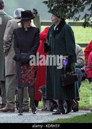 Sandringham, GROSSBRITANNIEN - 02. JANUAR; Königin Elizabeth II., Prinz Edward und Sophie Wessex schließen sich am Sonntag dem Gottesdienst in der Royal Family auf dem Sandringham Estate Norfolk an. Am 2. Januar 2011 in Sandringham, England: Sophie Wessex Transmission Ref: MNCUK1 Credit: Hoo-Me.com/MediaPunch ***NO UK*** Stockfoto