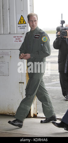 Holyhead, GROSSBRITANNIEN - 01. APRIL: Prinz William zeigt seiner Großmutter Königin Elizabeth II. Rund um einen Sea King Such- und Rettungshubschrauber, während sie das RAF Valley besucht, wo Prinz William am 1. April 2011 in Holyhead, Großbritannien, Arbeitet: Prince William Transmission Ref: MNCUK1 Credit: Hoo-Me.com/MediaPunch ***NO UK*** Stockfoto