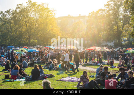 Berlin, Deutschland - Oktober 2017: Thai Food Market/Street Food in den öffentlichen Park (Preussenpark), Berlin, Deutschland Stockfoto