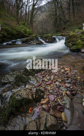 Schnell fließenden Wasser des Flusses Lyn, watersmeet, Devon Stockfoto