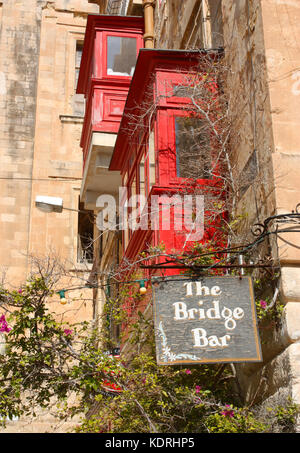 Zeichen der Bridge Bar, die hl. Ursula Street, Valletta, mit zwei roten Balkone im Hintergrund Stockfoto