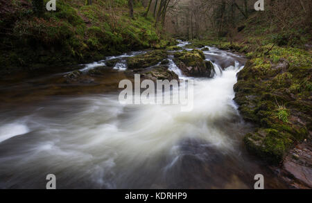 Schnell fließenden Wasser des Flusses Lyn, watersmeet, Devon Stockfoto