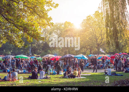 Berlin, Deutschland - Oktober 2017: Thai Food Market/Street Food in den öffentlichen Park (Preussenpark), Berlin, Deutschland Stockfoto