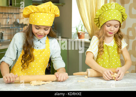 Zwei kleine Mädchen kochen. Stockfoto