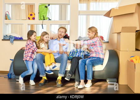 Familie spielt Rock Paper Scissors. Stockfoto