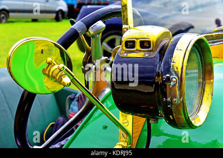 British Racing grün Vintage Morgan 3 Wheeler Flügel Spiegel und Lampe Detail Stockfoto