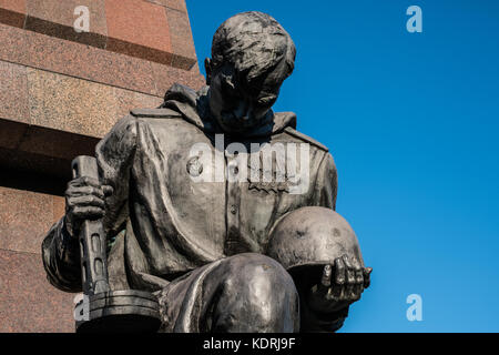 Berlin, Deutschland - Oktober 2017: Statue eines russischen Soldaten an der sowjetischen Kriegerdenkmals und Soldatenfriedhof in Berlin Treptower Park Stockfoto