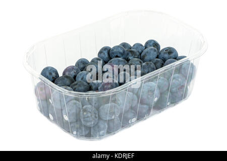 Blaubeeren in einem Kunststoffbehälter auf weißem Hintergrund mit Freistellungspfad isoliert Stockfoto