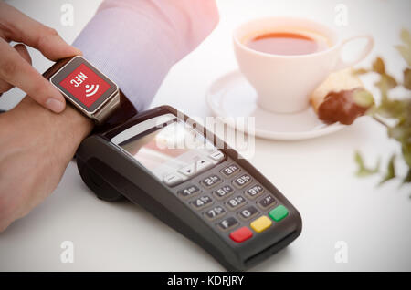 Mobile Zahlung im Café mit Smart Watch nfc Near Field Communication Wireless-Technologie Stockfoto